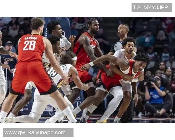 激烈对抗阿门与老六展开激烈搏斗双方互不相让引发冲突与争议