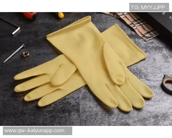 诺伊尔因手指关节囊受伤佩戴特制四指手套积极恢复状态