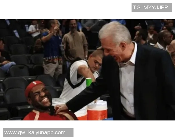 杨瀚森精彩单挑尤班克斯背运转身连招引发观众热烈反响